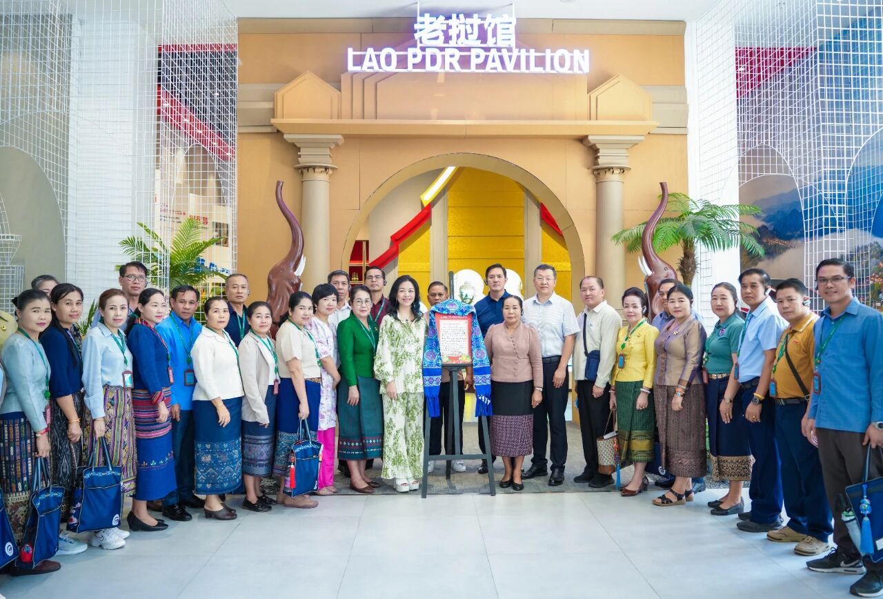 老撾建國(guó)陣線中央副主席、紀(jì)委書(shū)記希帕占·南塔馮薩率團(tuán)到中新物流園、匯聚中心參觀考察