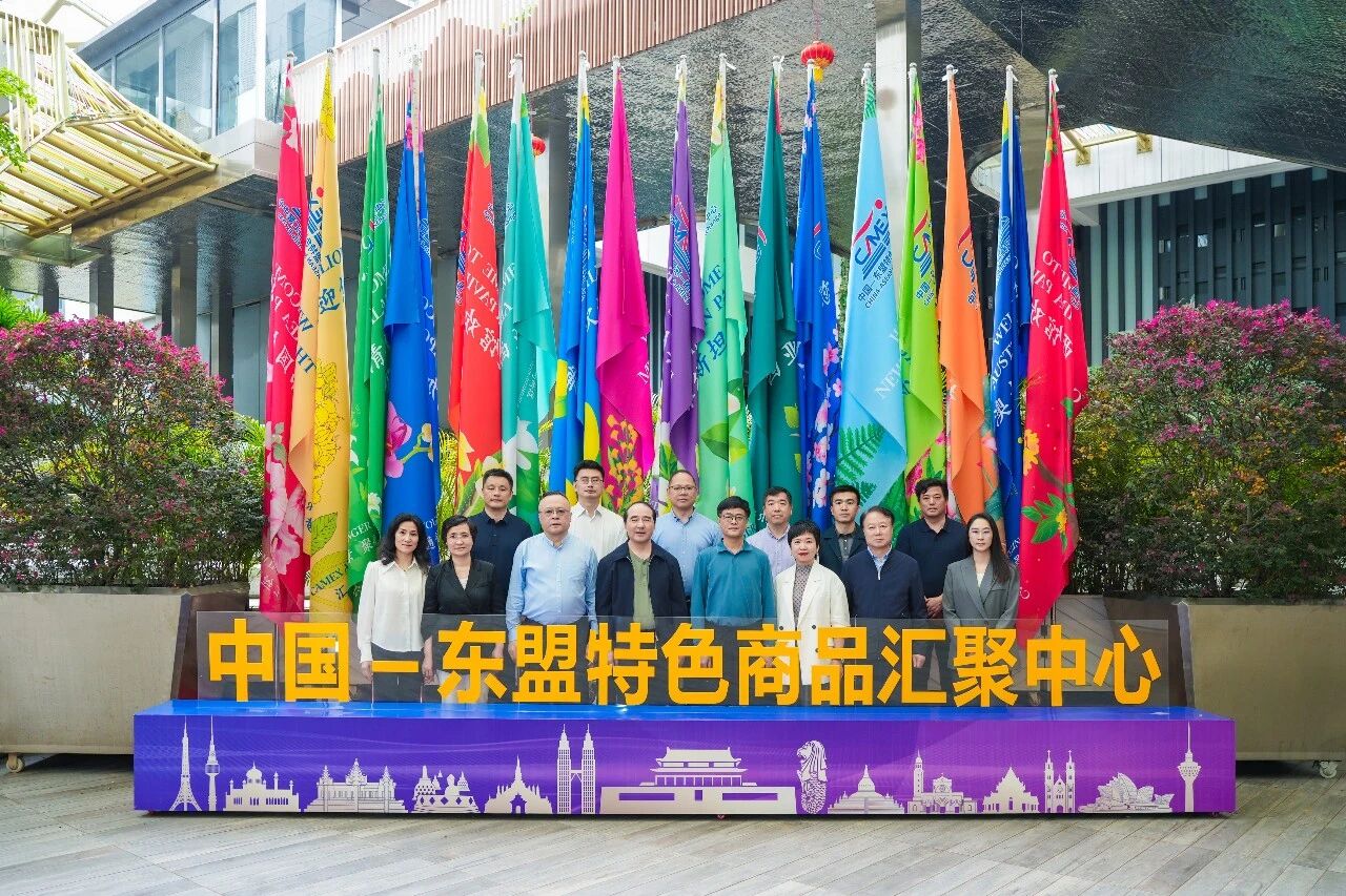 南京市政協(xié)黨組副書(shū)記蔣躍建一行參訪(fǎng)中新物流園、匯聚中心和水果交易中心