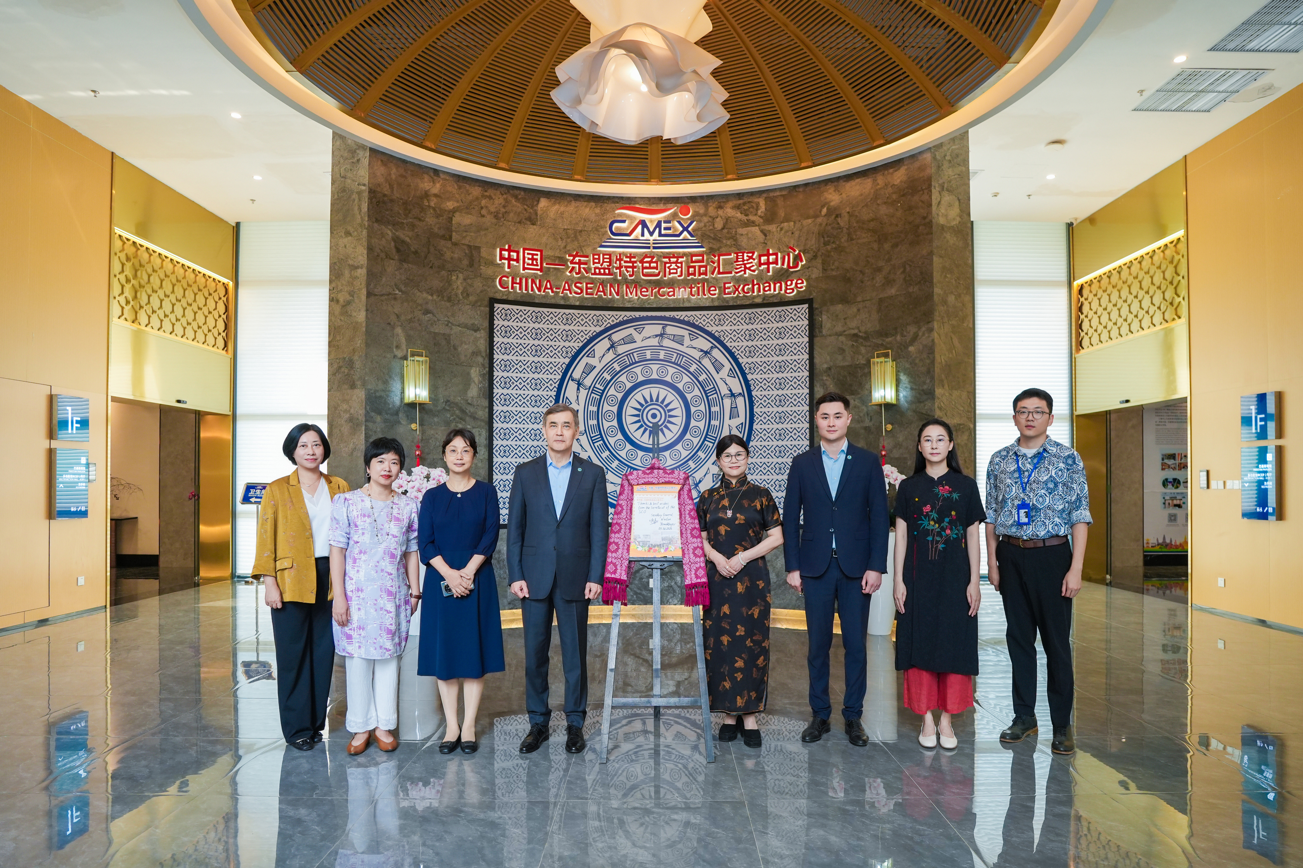 上海合作組織秘書(shū)長(zhǎng)努爾蘭&middot;葉爾梅克巴耶夫蒞臨匯聚中心參觀(guān)考察